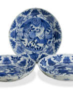 Ming-Dynastie. THREE BLUE AND WHITE 'HORSES' DISHES