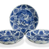 THREE BLUE AND WHITE 'HORSES' DISHES - фото 1