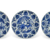 THREE BLUE AND WHITE 'HORSES' DISHES - photo 2