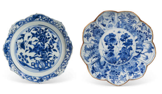 TWO BLUE AND WHITE FOLIATE DISHES - фото 1
