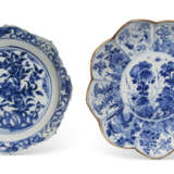 TWO BLUE AND WHITE FOLIATE DISHES - Foto 1