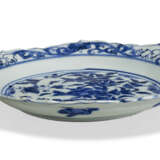 TWO BLUE AND WHITE FOLIATE DISHES - Foto 2