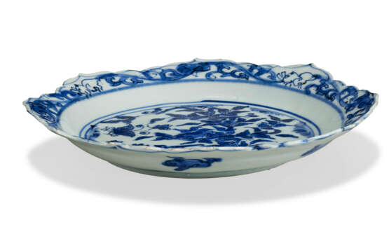 TWO BLUE AND WHITE FOLIATE DISHES - фото 2
