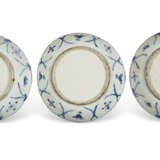 THREE BLUE AND WHITE 'HORSES' DISHES - Foto 3