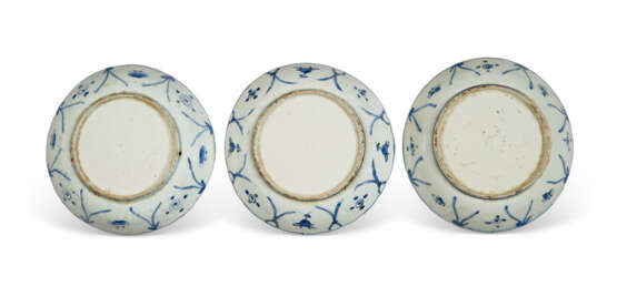 THREE BLUE AND WHITE 'HORSES' DISHES - Foto 3