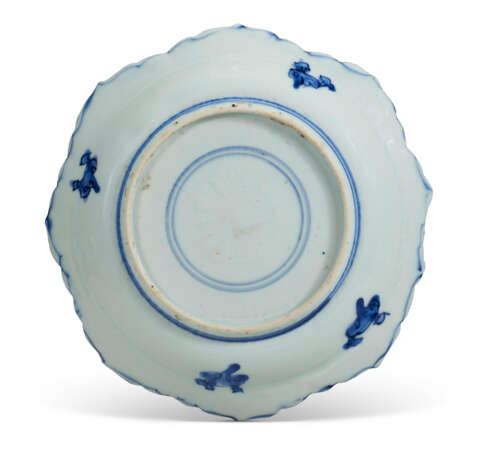 TWO BLUE AND WHITE FOLIATE DISHES - фото 3