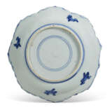 TWO BLUE AND WHITE FOLIATE DISHES - Foto 3