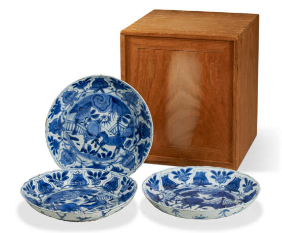 THREE BLUE AND WHITE 'HORSES' DISHES - Foto 4