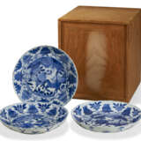 THREE BLUE AND WHITE 'HORSES' DISHES - photo 4