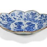 TWO BLUE AND WHITE FOLIATE DISHES - Foto 4
