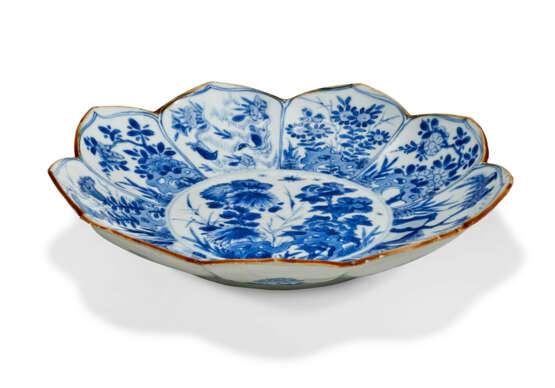 TWO BLUE AND WHITE FOLIATE DISHES - Foto 4