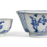 TWO BLUE AND WHITE VESSELS - Foto 2