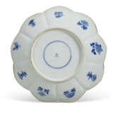 TWO BLUE AND WHITE FOLIATE DISHES - Foto 5