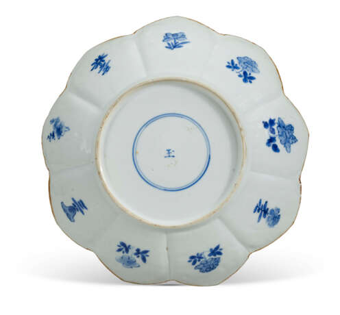 TWO BLUE AND WHITE FOLIATE DISHES - Foto 5