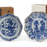 TWO BLUE AND WHITE FOLIATE DISHES - Foto 6