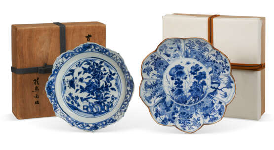 TWO BLUE AND WHITE FOLIATE DISHES - Foto 6