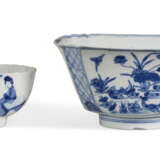 TWO BLUE AND WHITE VESSELS - Foto 4