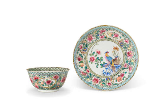 A FAMILLE ROSE 'PHEASANT' TEABOWL AND SAUCER - Foto 1