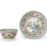A FAMILLE ROSE 'PHEASANT' TEABOWL AND SAUCER - Foto 1