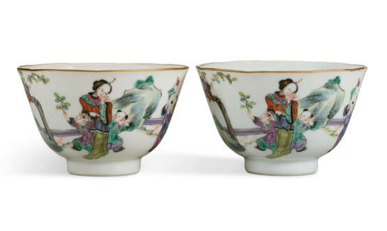 A PAIR OF FAMILLE ROSE CUPS WITH LADIES AND BOYS - Foto 1