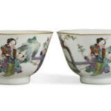 A PAIR OF FAMILLE ROSE CUPS WITH LADIES AND BOYS - фото 1