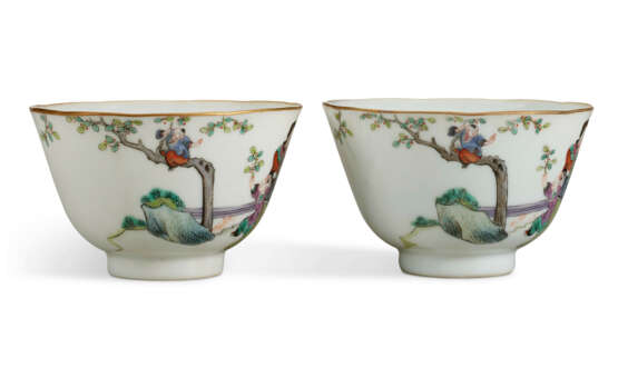 A PAIR OF FAMILLE ROSE CUPS WITH LADIES AND BOYS - фото 2