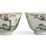 A PAIR OF FAMILLE ROSE CUPS WITH LADIES AND BOYS - photo 2