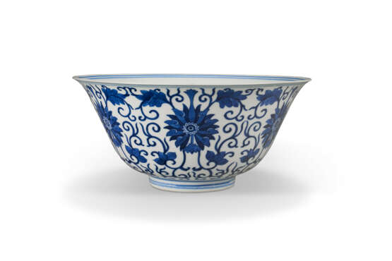 A BLUE AND WHITE 'LOTUS' BOWL - photo 1
