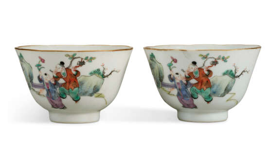 A PAIR OF FAMILLE ROSE CUPS WITH LADIES AND BOYS - Foto 3