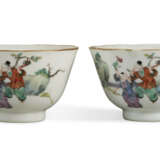 A PAIR OF FAMILLE ROSE CUPS WITH LADIES AND BOYS - фото 3