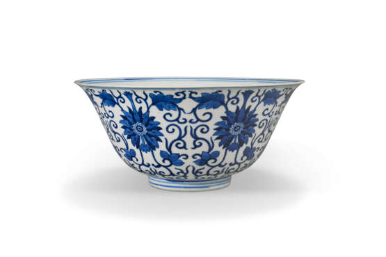 A BLUE AND WHITE 'LOTUS' BOWL - photo 2