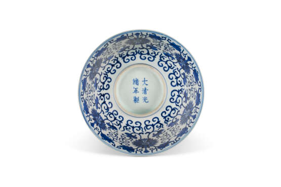 A BLUE AND WHITE 'LOTUS' BOWL - photo 3