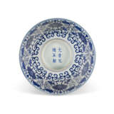 A BLUE AND WHITE 'LOTUS' BOWL - фото 3