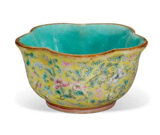 A SMALL YELLOW-GROUND FAMILLE ROSE FOLIATE CUP - photo 3