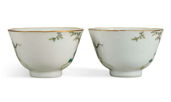 A PAIR OF FAMILLE ROSE CUPS WITH LADIES AND BOYS - Foto 4