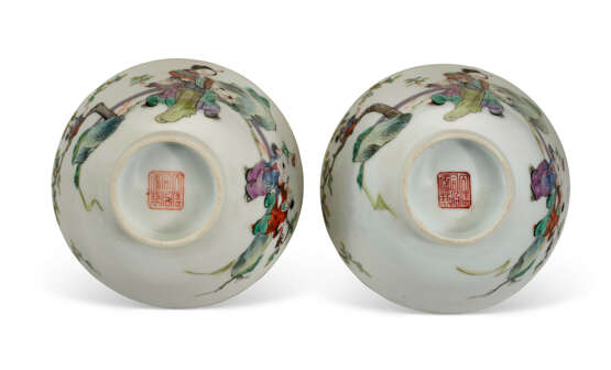A PAIR OF FAMILLE ROSE CUPS WITH LADIES AND BOYS - Foto 5
