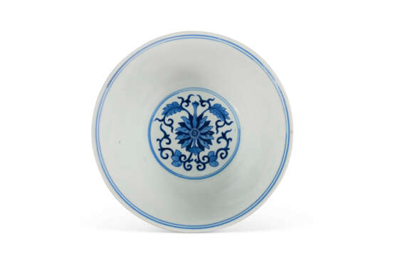 A BLUE AND WHITE 'LOTUS' BOWL - photo 4