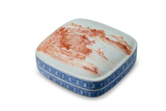 AN IRON-RED AND UNDERGLAZE-BLUE-DECORATED SQUARE BOX AND COVER - Foto 1