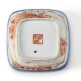 AN IRON-RED AND UNDERGLAZE-BLUE-DECORATED SQUARE BOX AND COVER - Foto 3