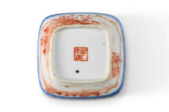 AN IRON-RED AND UNDERGLAZE-BLUE-DECORATED SQUARE BOX AND COVER - Foto 3