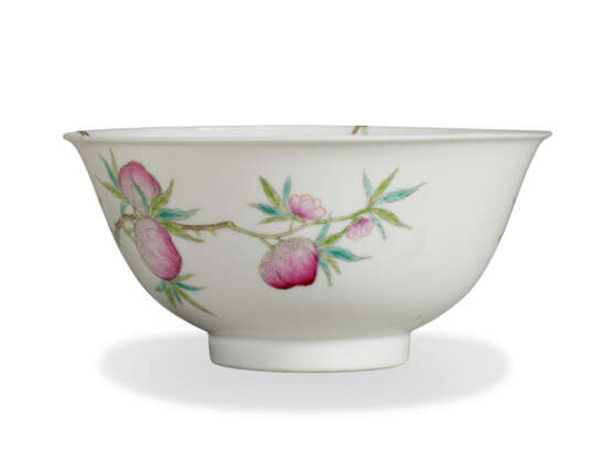 A FAMILLE ROSE 'PEACH AND LINGZHI' BOWL - photo 3