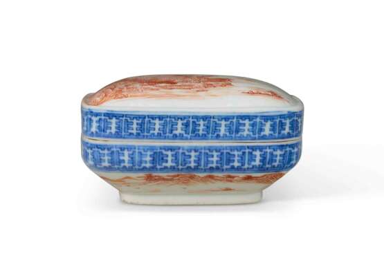 AN IRON-RED AND UNDERGLAZE-BLUE-DECORATED SQUARE BOX AND COVER - Foto 6