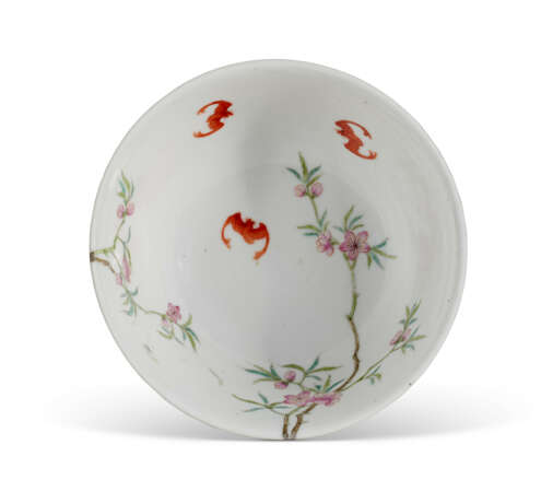 A FAMILLE ROSE 'PEACH AND LINGZHI' BOWL - photo 5