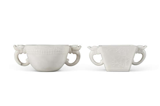 TWO CARVED WHITE STONE TWO-HANDLED CUPS - Foto 2