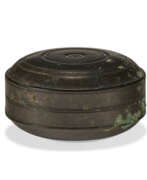 Dynastie Song. A SMALL CIRCULAR BRONZE BOX AND COVER