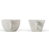 TWO CARVED WHITE STONE TWO-HANDLED CUPS - Foto 3