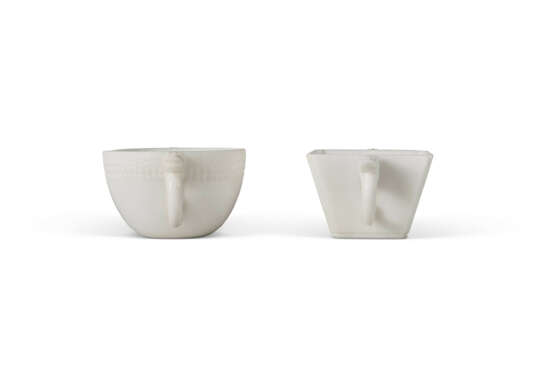 TWO CARVED WHITE STONE TWO-HANDLED CUPS - фото 3