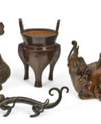 Династия Юань. A GROUP OF FOUR BRONZE TABLE ARTICLES