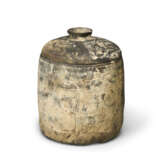 A PAINTED POTTERY CYLINDRICAL JAR AND COVER - Foto 1