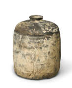 Dynastie Han. A PAINTED POTTERY CYLINDRICAL JAR AND COVER